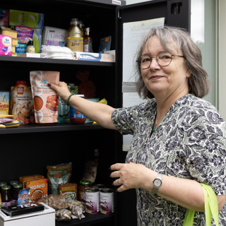 Coby bij haar buurtkastje