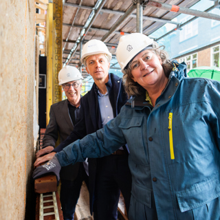 Wethouder Mieke Verhees, Luc Severijnen (directeur-bestuurder ’thuis) en Sander van Doorn (directeur bij Huybregts-Relou) leggen de 'eerste steen'.
