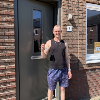 Een nieuwe huurder ontvangt de sleutel van een woning aan Moorland Oirschot