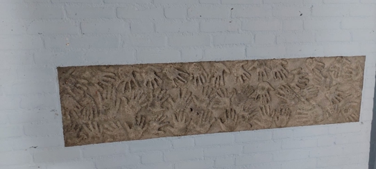 Steen met handen erin