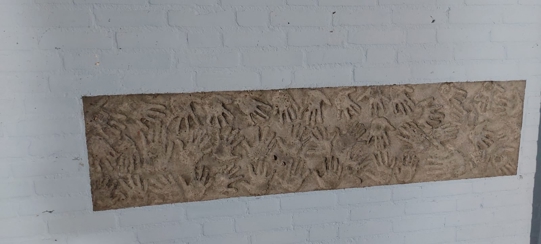 Steen met handen erin